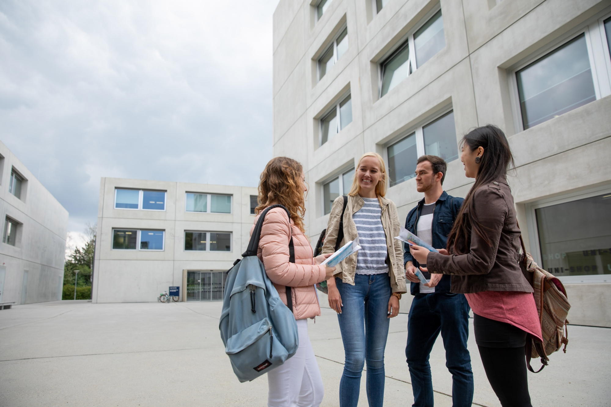 Studierende treffen sich auf dem Campus